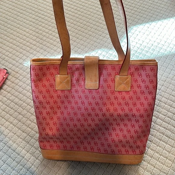 Dooney and Bourke handbag with compact bag - Picture 5 of 10